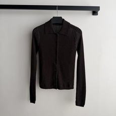 Brunello Cucinelli 的炭灰色细闪坑条针织开衫,——没有 logo,全靠面料和剪裁说话。 炭灰色(接 Brunello Cucinelli 的炭灰色细闪坑条针织开衫,——没有 logo,全靠面料和剪裁说话。 炭灰色(接