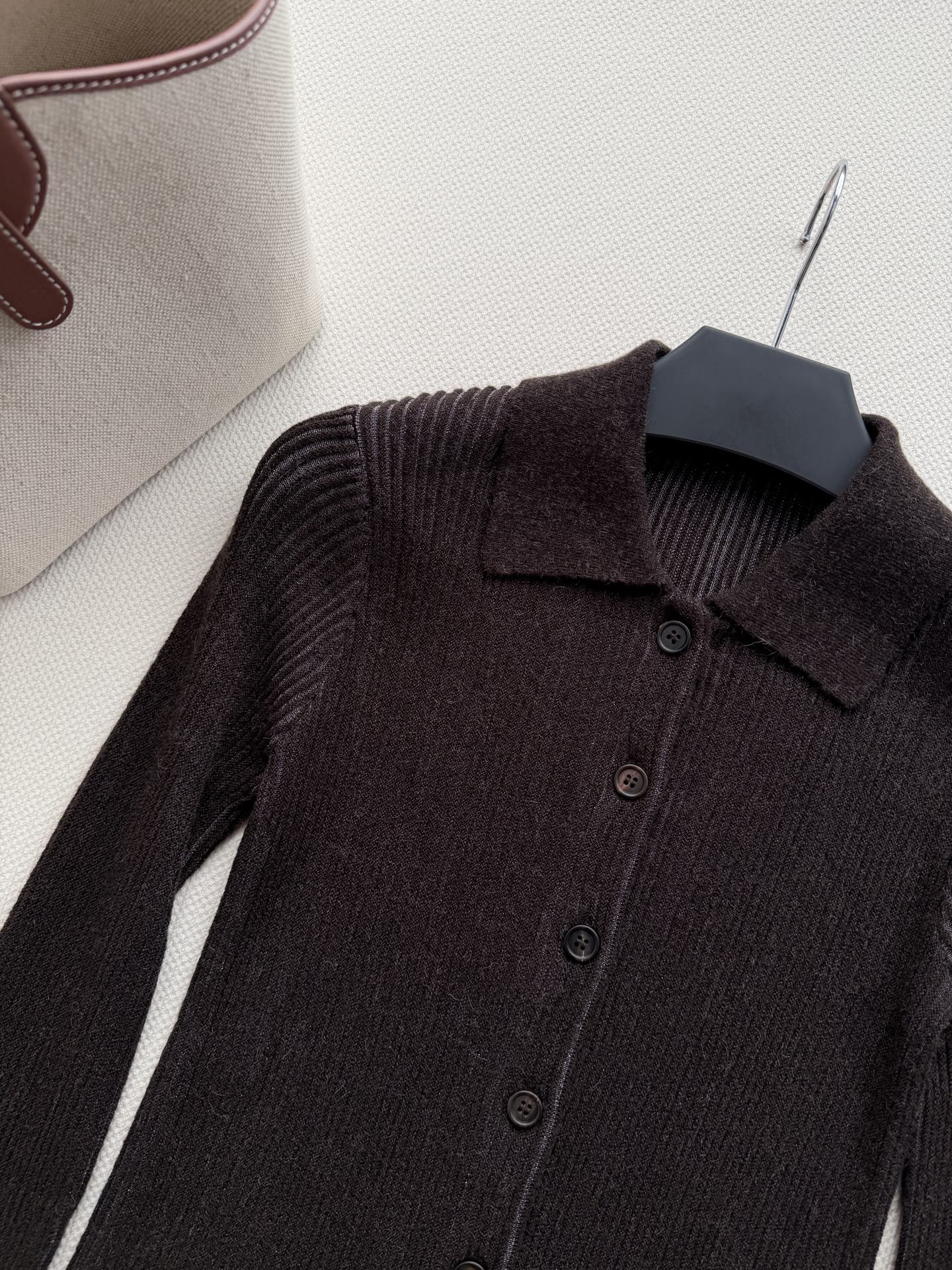 Brunello Cucinelli 的炭灰色细闪坑条针织开衫​​，——没有 logo，全靠面料和剪裁说话。 炭灰色（接