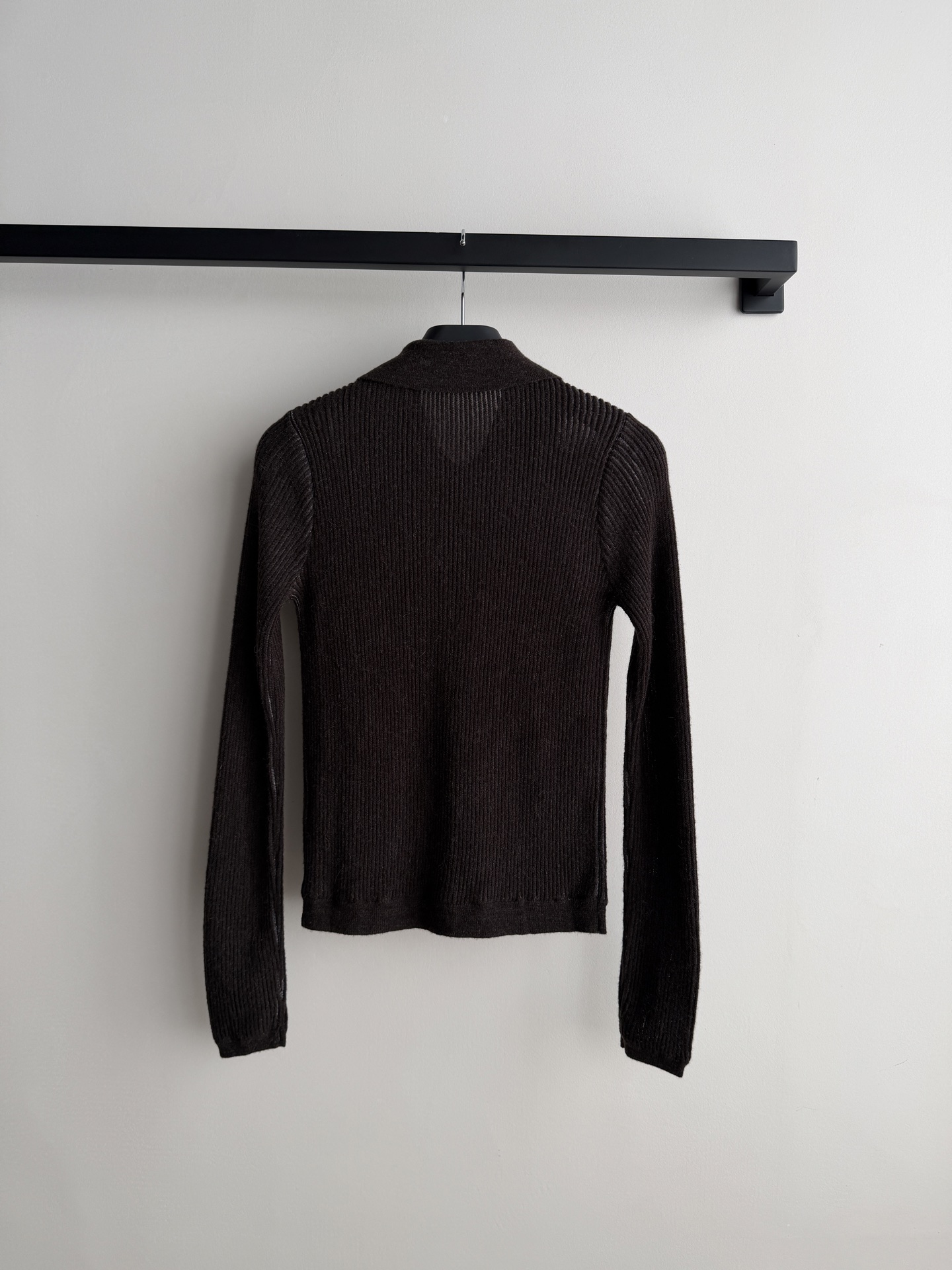 Brunello Cucinelli 的炭灰色细闪坑条针织开衫​​，——没有 logo，全靠面料和剪裁说话。 炭灰色（接