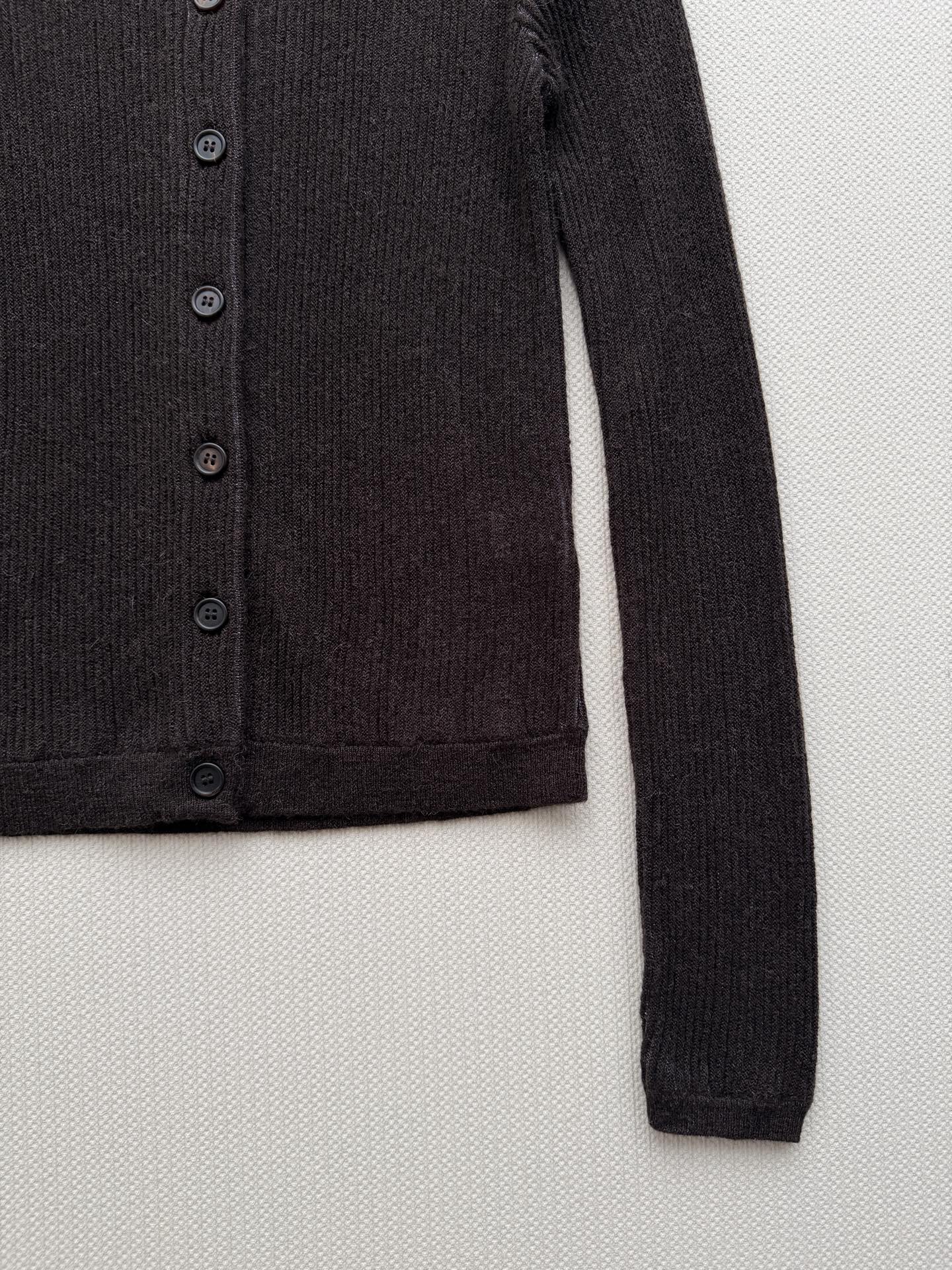 Brunello Cucinelli 的炭灰色细闪坑条针织开衫​​，——没有 logo，全靠面料和剪裁说话。 炭灰色（接
