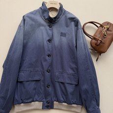𝐌𝐢𝐮𝐌𝐢*🆕26new🪄做旧水洗蓝工装夹克💙💙💙复古做旧设计,宽松版型超显随性利落✨琥珀色纽扣+胸前品牌字母徽标刺绣, 𝐌𝐢𝐮𝐌𝐢*🆕26new🪄做旧水洗蓝工装夹克💙💙💙复古做旧设计,宽松版型超显随性利落✨琥珀色纽扣+胸前品牌字母徽标刺绣,