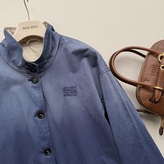 𝐌𝐢𝐮𝐌𝐢*🆕26new🪄做旧水洗蓝工装夹克💙💙💙复古做旧设计,宽松版型超显随性利落✨琥珀色纽扣+胸前品牌字母徽标刺绣, 𝐌𝐢𝐮𝐌𝐢*🆕26new🪄做旧水洗蓝工装夹克💙💙💙复古做旧设计,宽松版型超显随性利落✨琥珀色纽扣+胸前品牌字母徽标刺绣,
