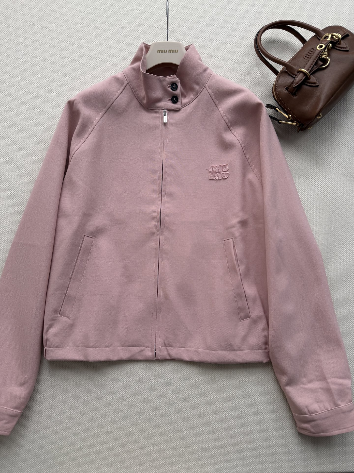 𝐌𝐢𝐮𝐌𝐢*🆕26new🪄 高级粉秀款🤍💗 单穿成套都可以～ 拉链夹克上衣成套搭配，造型完整协调～独家定制进口yb60%
