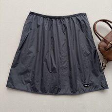 miumi*🆕新款,再生棉纶面料,有轻微的光泽感和挺度,A字伞状廓形从腰部自然撑开,裙摆下沿有一个小小的黑色 Miu 织 miumi*🆕新款,再生棉纶面料,有轻微的光泽感和挺度,A字伞状廓形从腰部自然撑开,裙摆下沿有一个小小的黑色 Miu 织