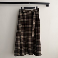 Brunello Cucinelli26秋冬新款🆕 深棕+米杏交织的经典格纹面料,偏复古英伦调。裹身式剪裁,前片交叠形成 Brunello Cucinelli26秋冬新款🆕 深棕+米杏交织的经典格纹面料,偏复古英伦调。裹身式剪裁,前片交叠形成