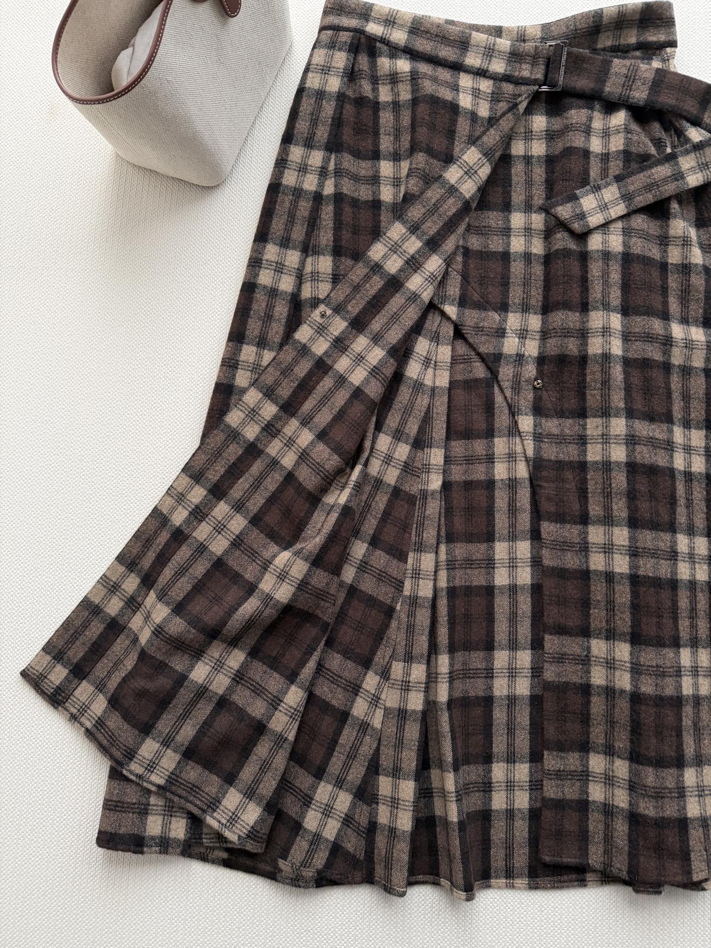 Brunello Cucinelli26秋冬新款🆕 深棕+米杏交织的经典格纹面料，偏复古英伦调。裹身式剪裁，前片交叠形成