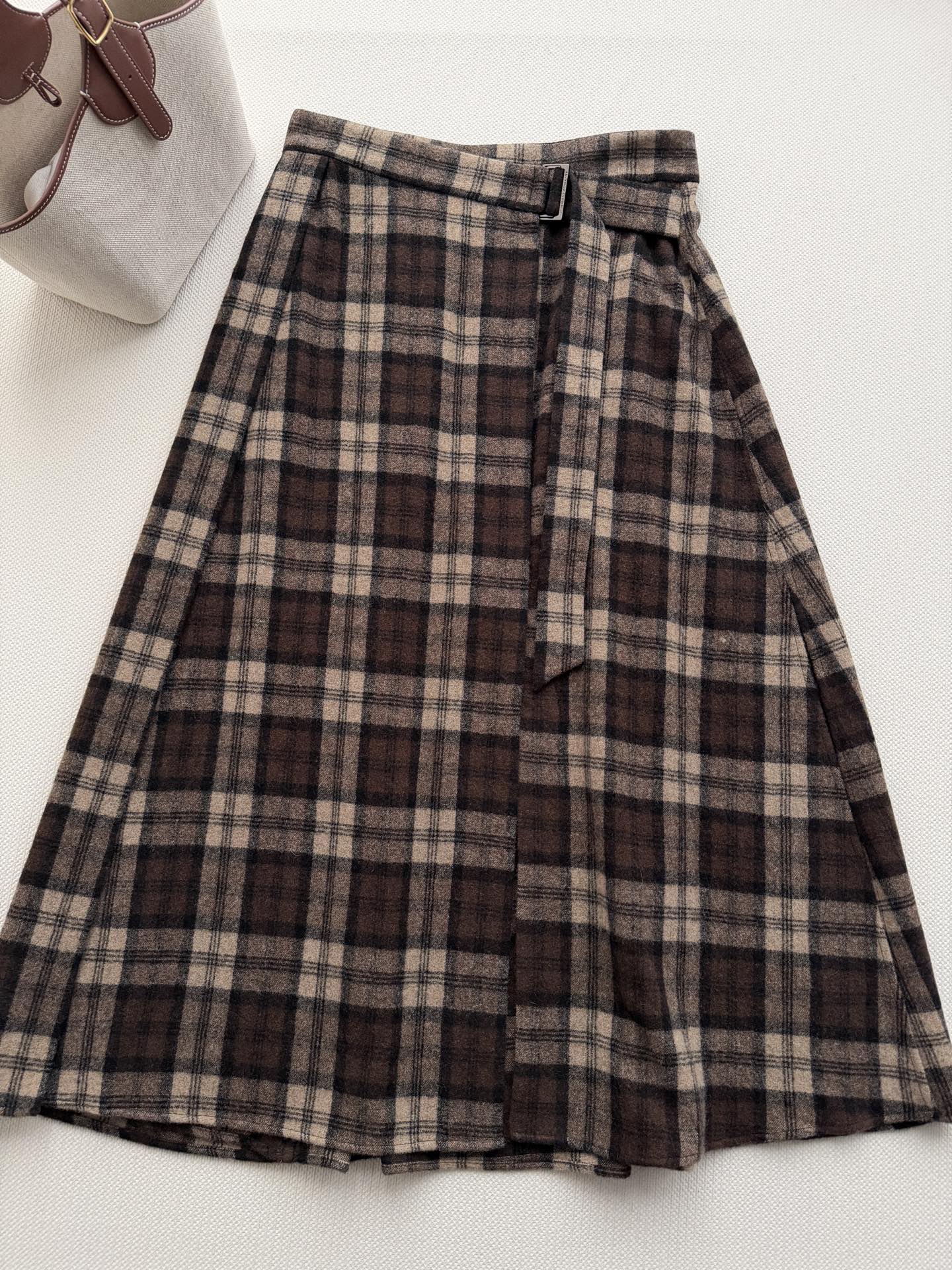 Brunello Cucinelli26秋冬新款🆕 深棕+米杏交织的经典格纹面料，偏复古英伦调。裹身式剪裁，前片交叠形成
