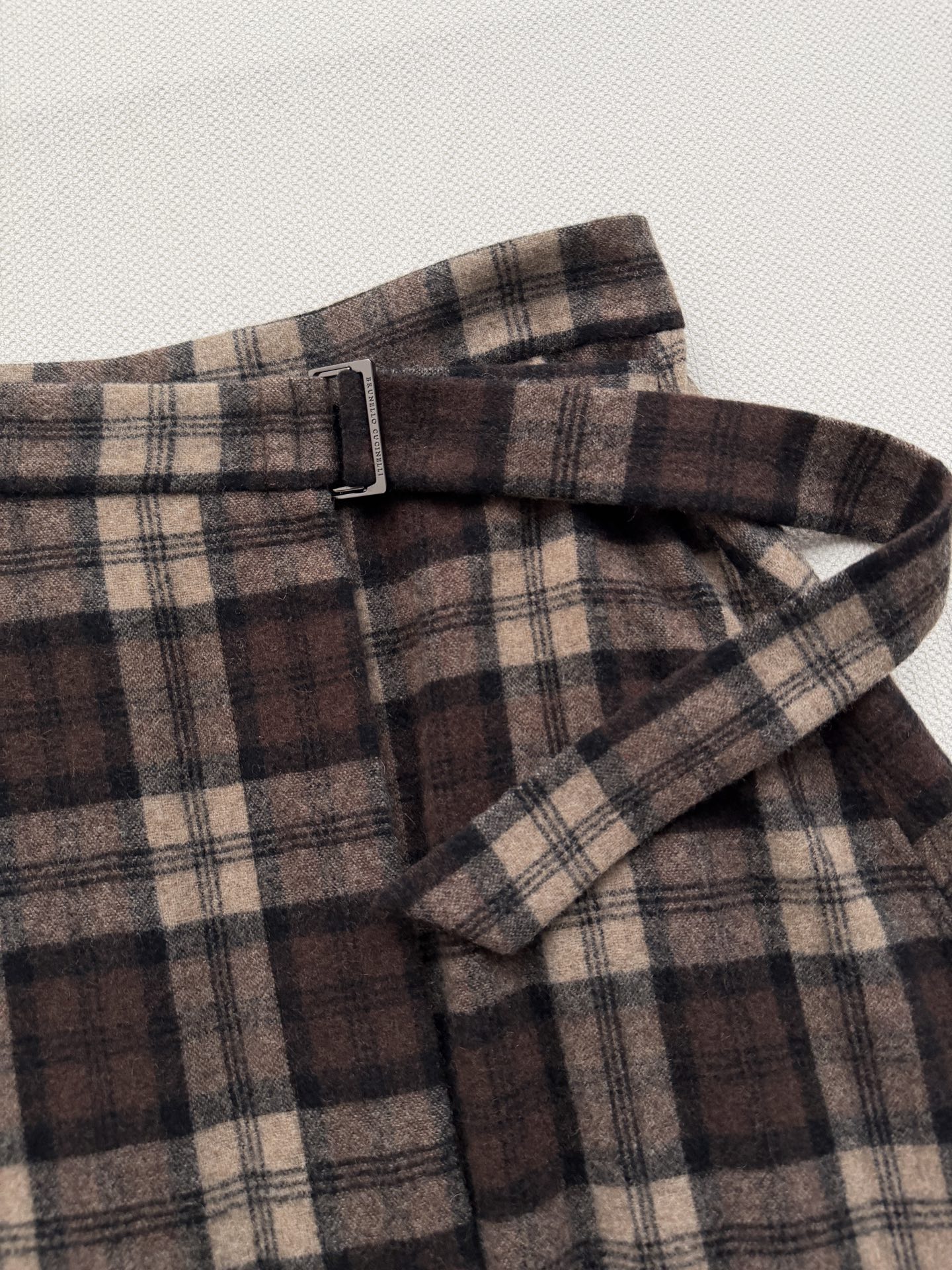 Brunello Cucinelli26秋冬新款🆕 深棕+米杏交织的经典格纹面料，偏复古英伦调。裹身式剪裁，前片交叠形成
