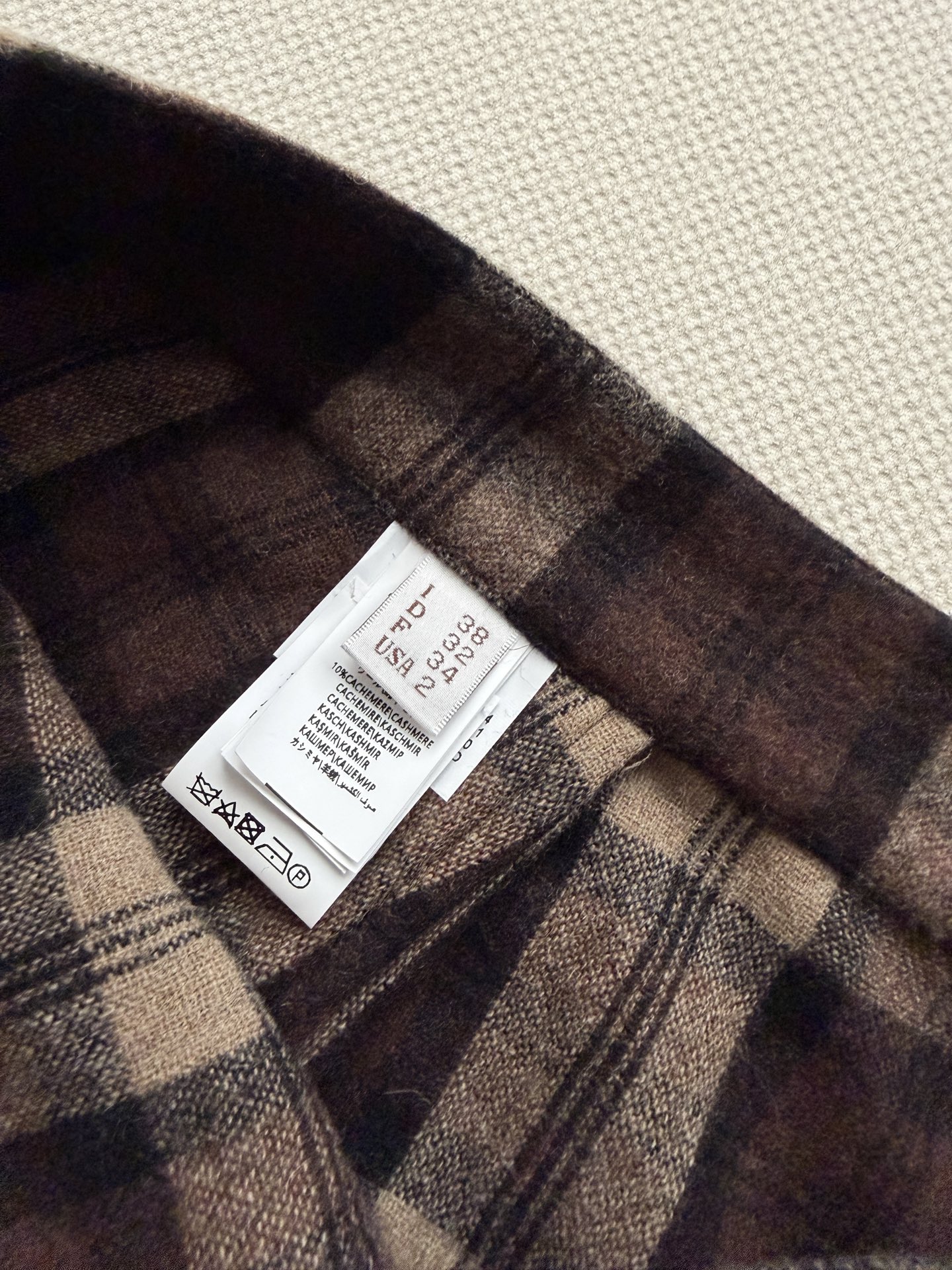 Brunello Cucinelli26秋冬新款🆕 深棕+米杏交织的经典格纹面料，偏复古英伦调。裹身式剪裁，前片交叠形成
