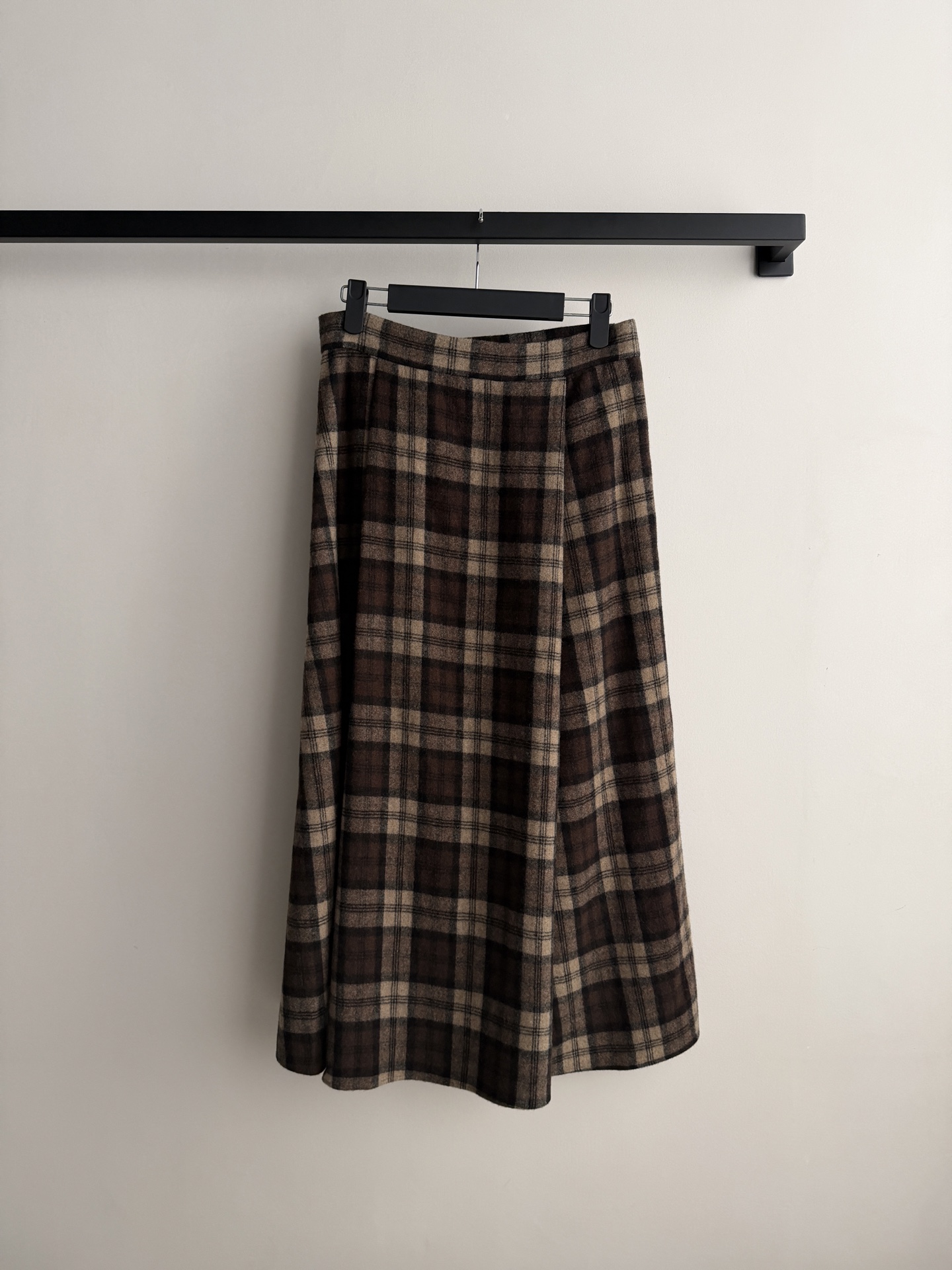 Brunello Cucinelli26秋冬新款🆕 深棕+米杏交织的经典格纹面料，偏复古英伦调。裹身式剪裁，前片交叠形成