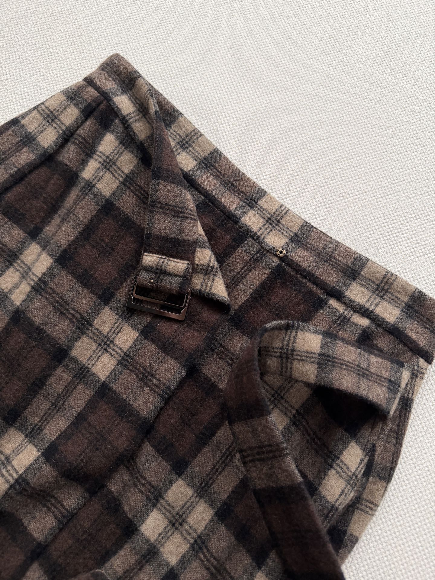 Brunello Cucinelli26秋冬新款🆕 深棕+米杏交织的经典格纹面料，偏复古英伦调。裹身式剪裁，前片交叠形成