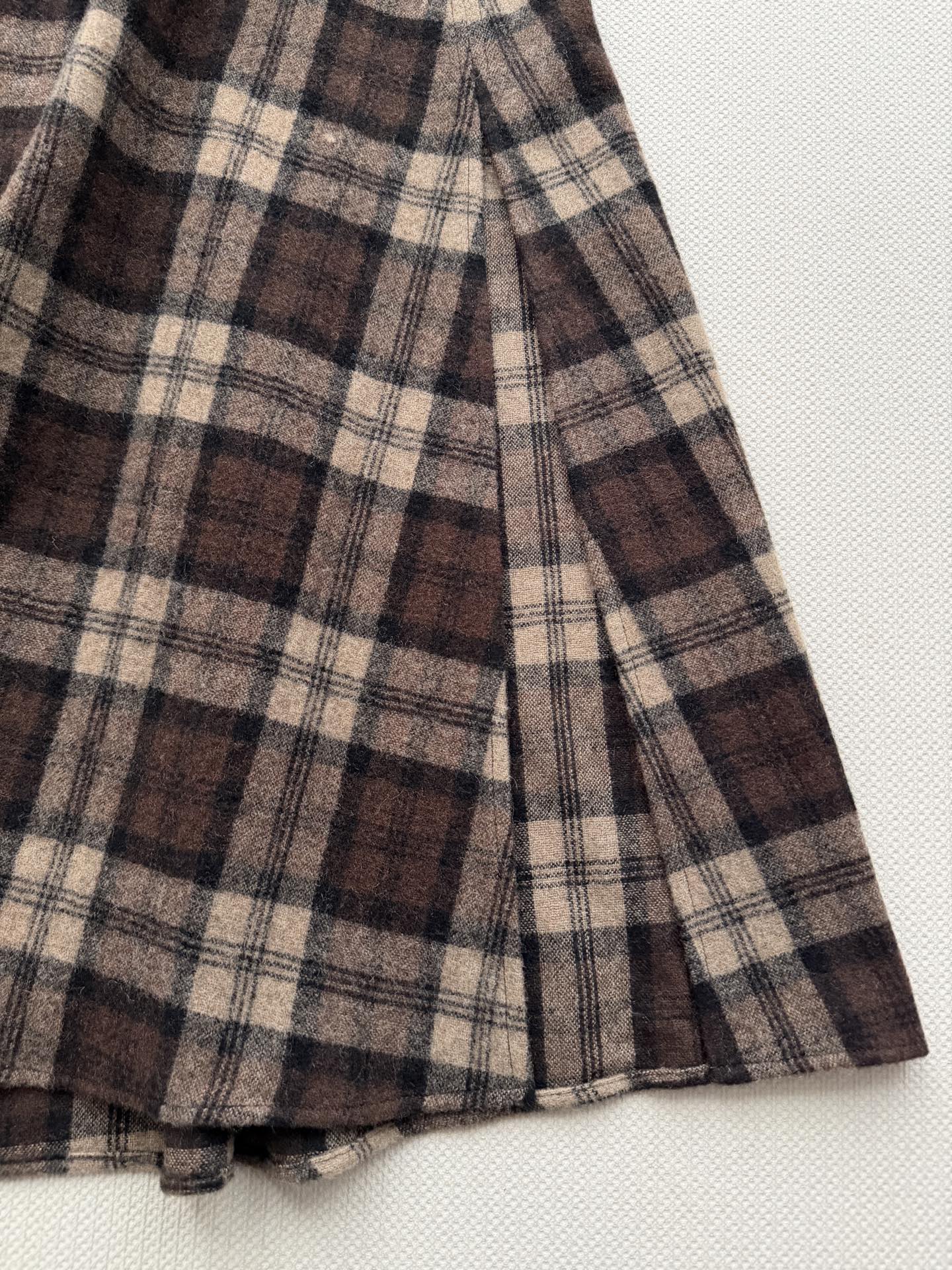 Brunello Cucinelli26秋冬新款🆕 深棕+米杏交织的经典格纹面料，偏复古英伦调。裹身式剪裁，前片交叠形成