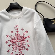 Celin*🆕星月图腾卫衣|把法式浪漫穿成行走的艺术品「当太阳神徽章遇上酒红刺绣,这件卫衣把复古与叛逆缝进了每一寸棉线里 Celin*🆕星月图腾卫衣|把法式浪漫穿成行走的艺术品「当太阳神徽章遇上酒红刺绣,这件卫衣把复古与叛逆缝进了每一寸棉线里