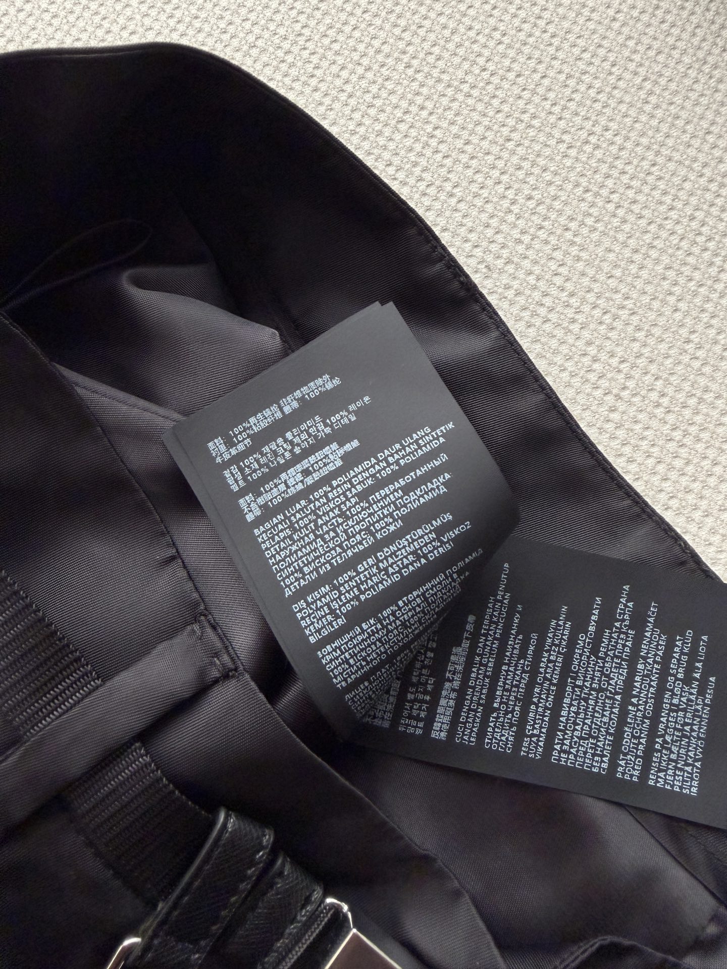 Prad* 🆕黑色工装拉链短裙​​ A字版型，两侧各有一个银色拉链口袋，配黑色织带腰带和金属Prad*扣头100%尼龙面