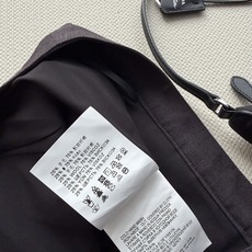 Prad*🆕女士灰色羊毛百褶半身裙,采用经典A字版型与利落褶裥设计,搭配两侧实用口袋,兼具优雅与功能性。裙身选用质感面料 Prad*🆕女士灰色羊毛百褶半身裙,采用经典A字版型与利落褶裥设计,搭配两侧实用口袋,兼具优雅与功能性。裙身选用质感面料