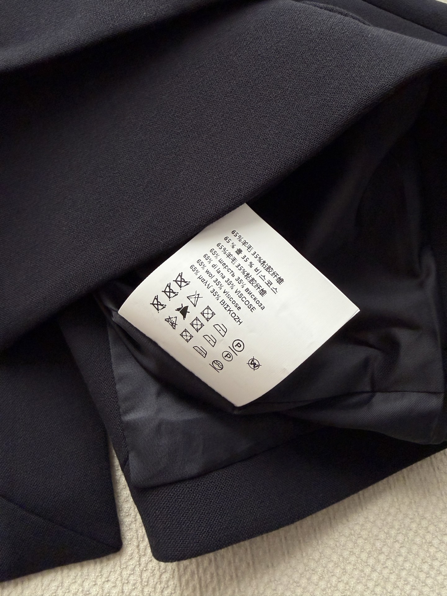 Prad*🆕新款西装外套，这款羊毛夹克采用经典男装风格双排扣廓形打造。翻边衣袖展示衬里，展现精致休闲气度👏ＳＭＬ.