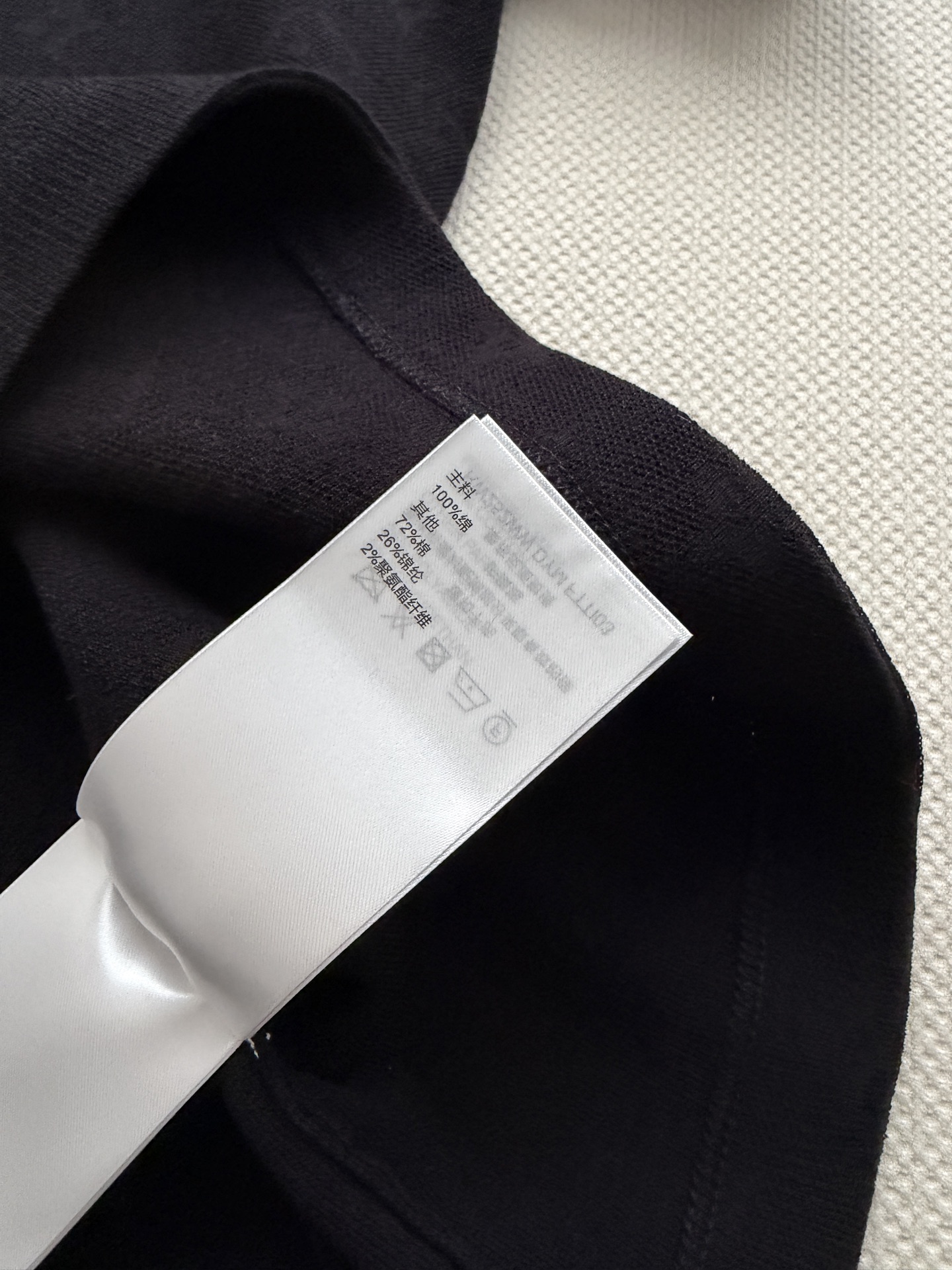 LouisVuitto*🆕26秋冬系列的暗纹老花短袖 Polo 衫​​，经典翻领+金色金属扣，低调但有辨识度。 纯棉针织
