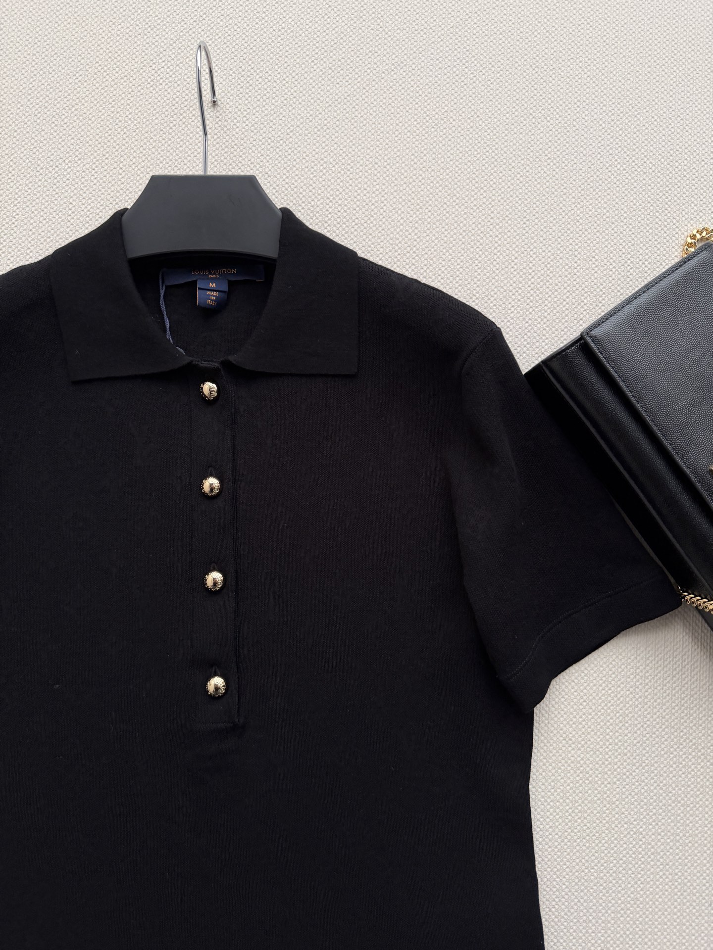 LouisVuitto*🆕26秋冬系列的暗纹老花短袖 Polo 衫​​，经典翻领+金色金属扣，低调但有辨识度。 纯棉针织