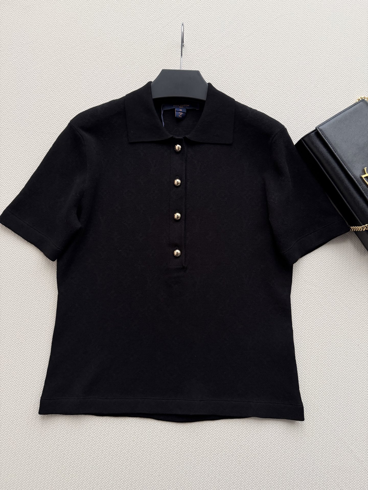 LouisVuitto*🆕26秋冬系列的暗纹老花短袖 Polo 衫​​，经典翻领+金色金属扣，低调但有辨识度。 纯棉针织