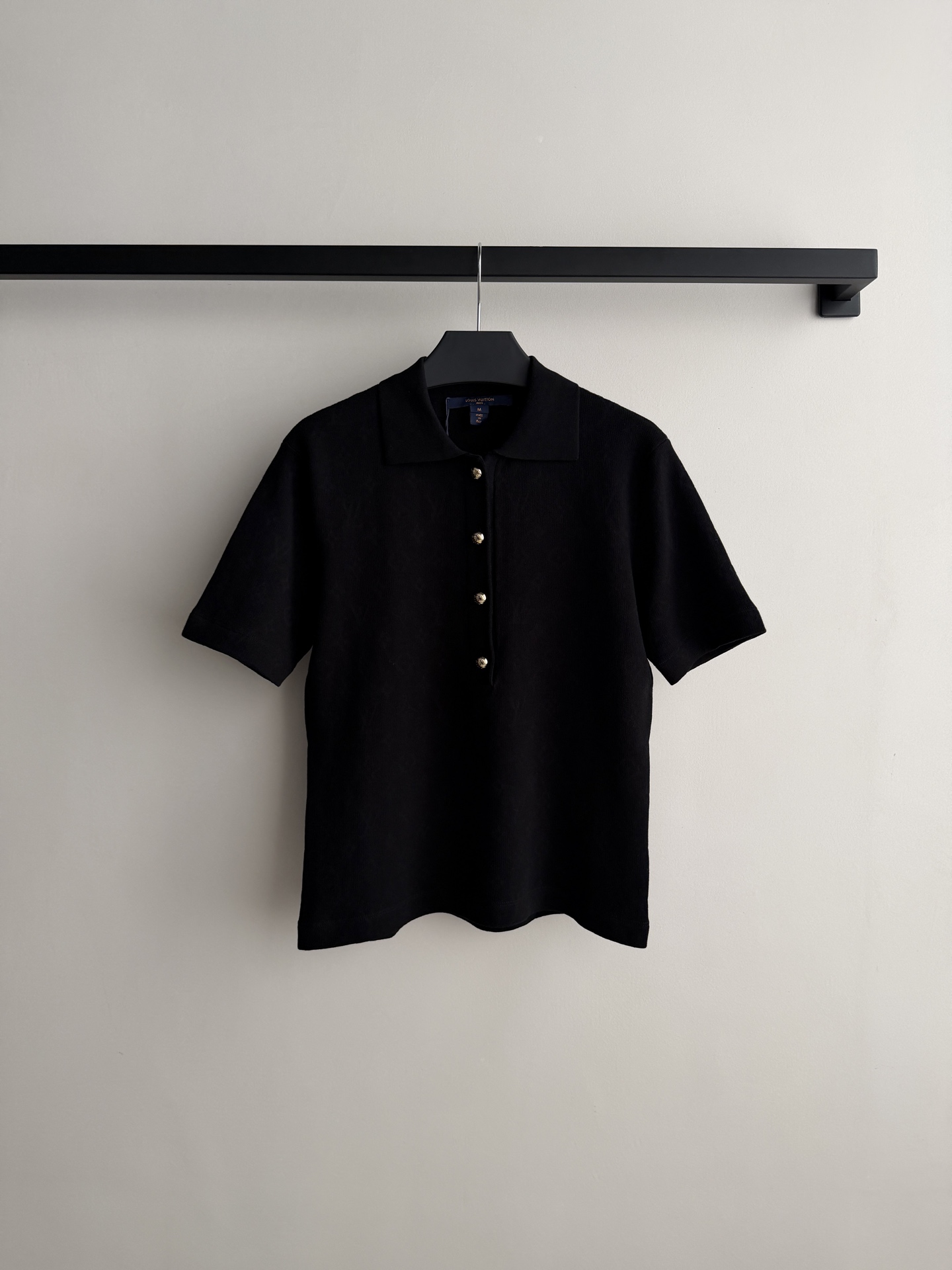 LouisVuitto*🆕26秋冬系列的暗纹老花短袖 Polo 衫​​，经典翻领+金色金属扣，低调但有辨识度。 纯棉针织