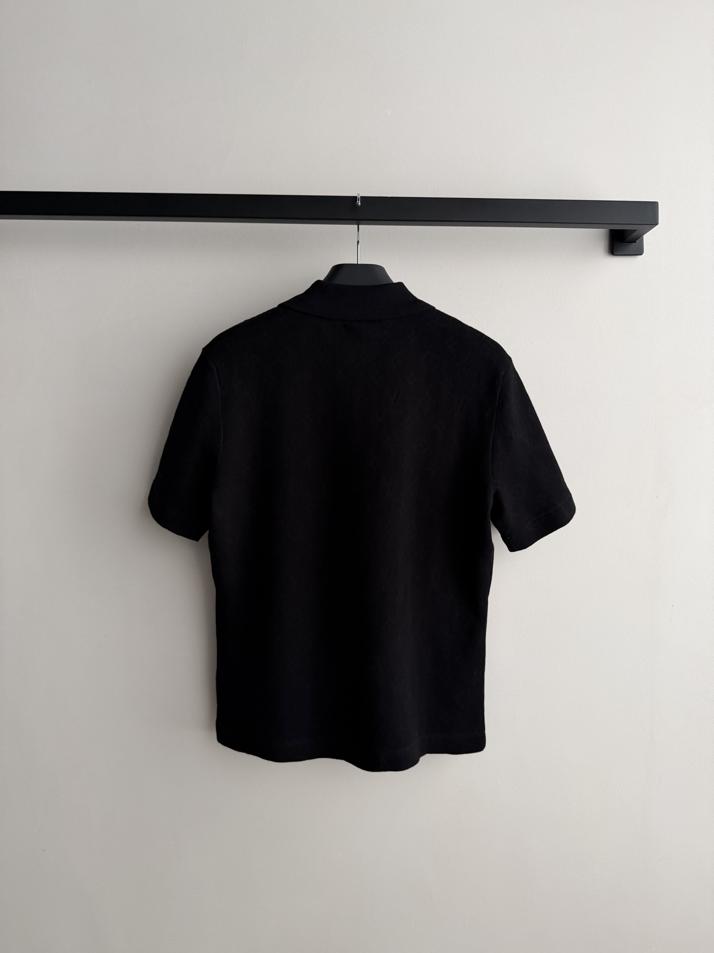 LouisVuitto*🆕26秋冬系列的暗纹老花短袖 Polo 衫​​，经典翻领+金色金属扣，低调但有辨识度。 纯棉针织