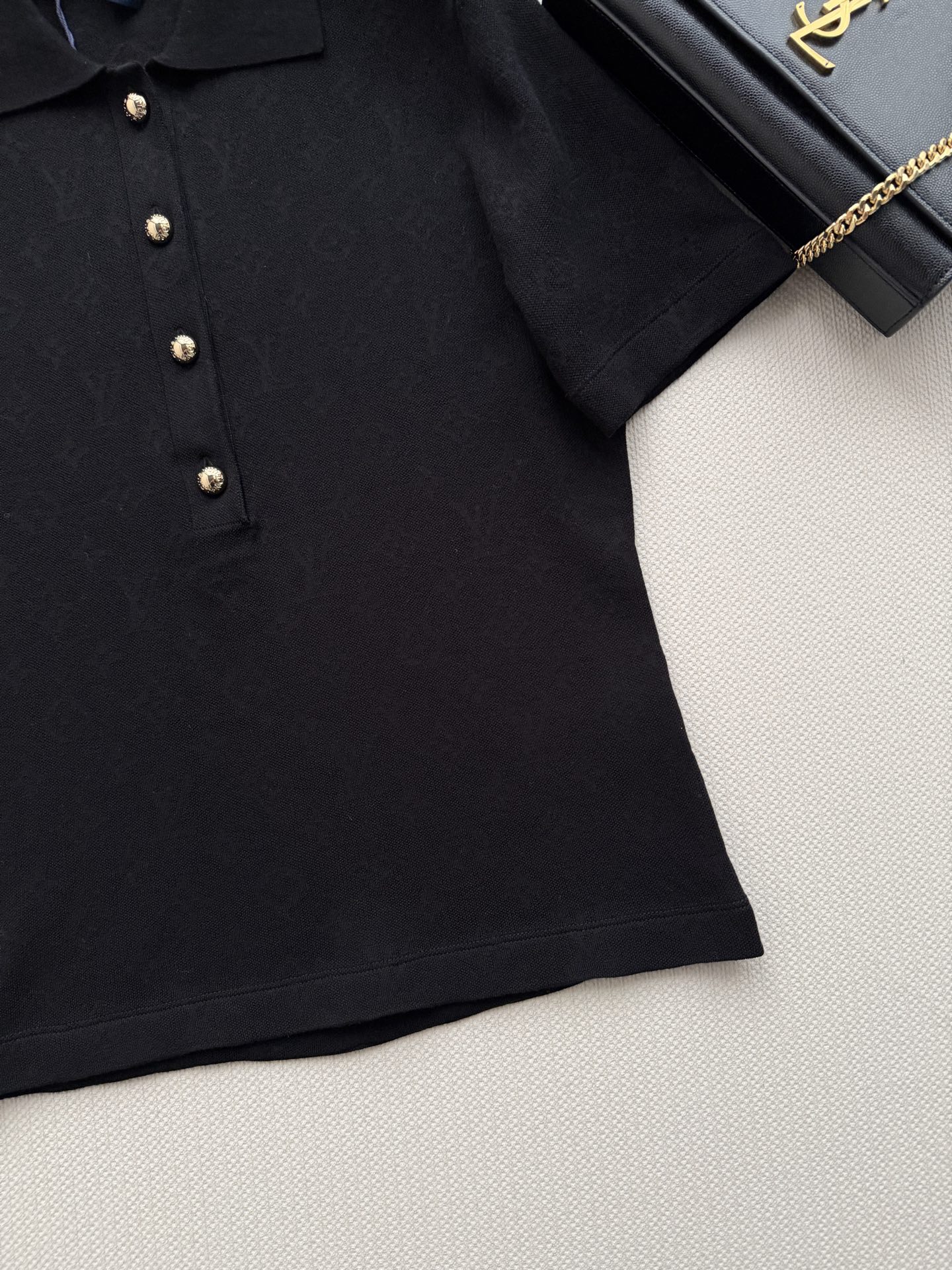 LouisVuitto*🆕26秋冬系列的暗纹老花短袖 Polo 衫​​，经典翻领+金色金属扣，低调但有辨识度。 纯棉针织