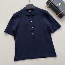 LouisVuitto*🆕26秋冬系列的暗纹老花短袖 Polo 衫,经典翻领+金色金属扣,低调但有辨识度。 纯棉针织 LouisVuitto*🆕26秋冬系列的暗纹老花短袖 Polo 衫,经典翻领+金色金属扣,低调但有辨识度。 纯棉针织