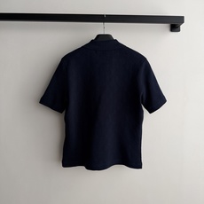 LouisVuitto*🆕26秋冬系列的暗纹老花短袖 Polo 衫,经典翻领+金色金属扣,低调但有辨识度。 纯棉针织 LouisVuitto*🆕26秋冬系列的暗纹老花短袖 Polo 衫,经典翻领+金色金属扣,低调但有辨识度。 纯棉针织