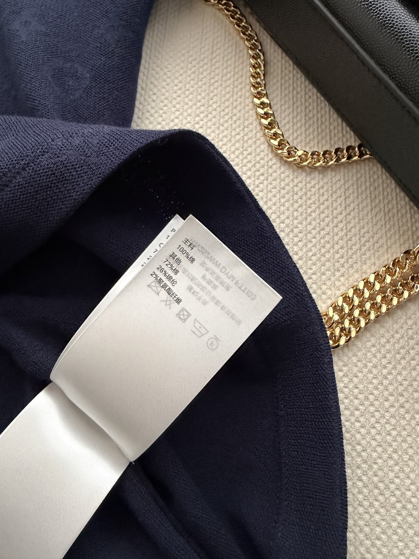 LouisVuitto*🆕26秋冬系列的暗纹老花短袖 Polo 衫,经典翻领+金色金属扣,低调但有辨识度。 纯棉针织 LouisVuitto*🆕26秋冬系列的暗纹老花短袖 Polo 衫,经典翻领+金色金属扣,低调但有辨识度。 纯棉针织