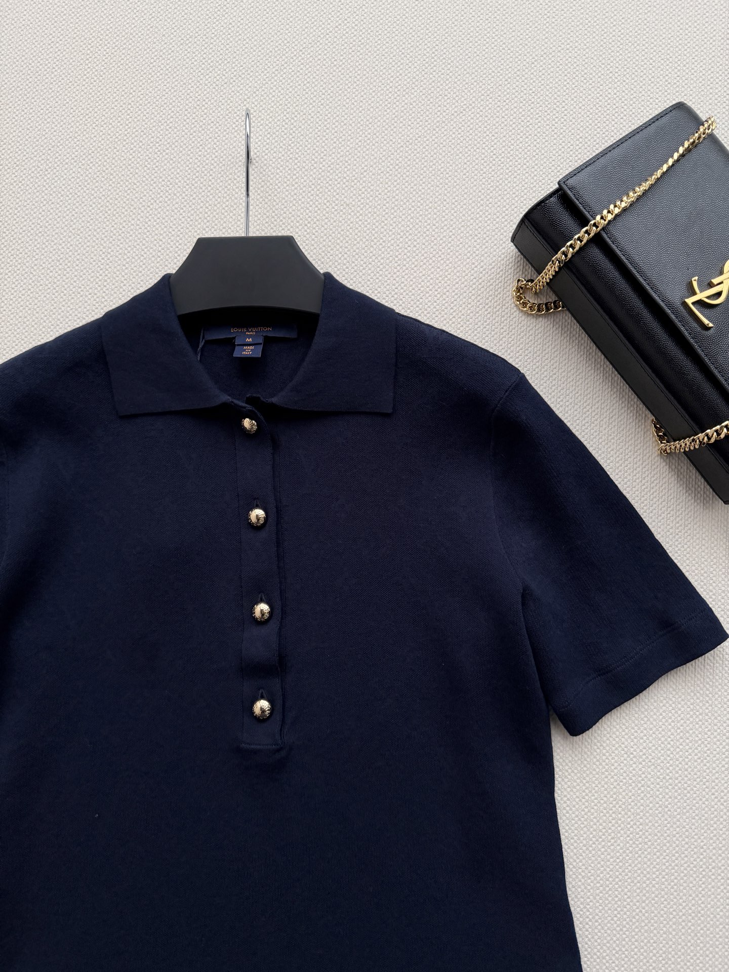 LouisVuitto*🆕26秋冬系列的暗纹老花短袖 Polo 衫,经典翻领+金色金属扣,低调但有辨识度。 纯棉针织 LouisVuitto*🆕26秋冬系列的暗纹老花短袖 Polo 衫,经典翻领+金色金属扣,低调但有辨识度。 纯棉针织