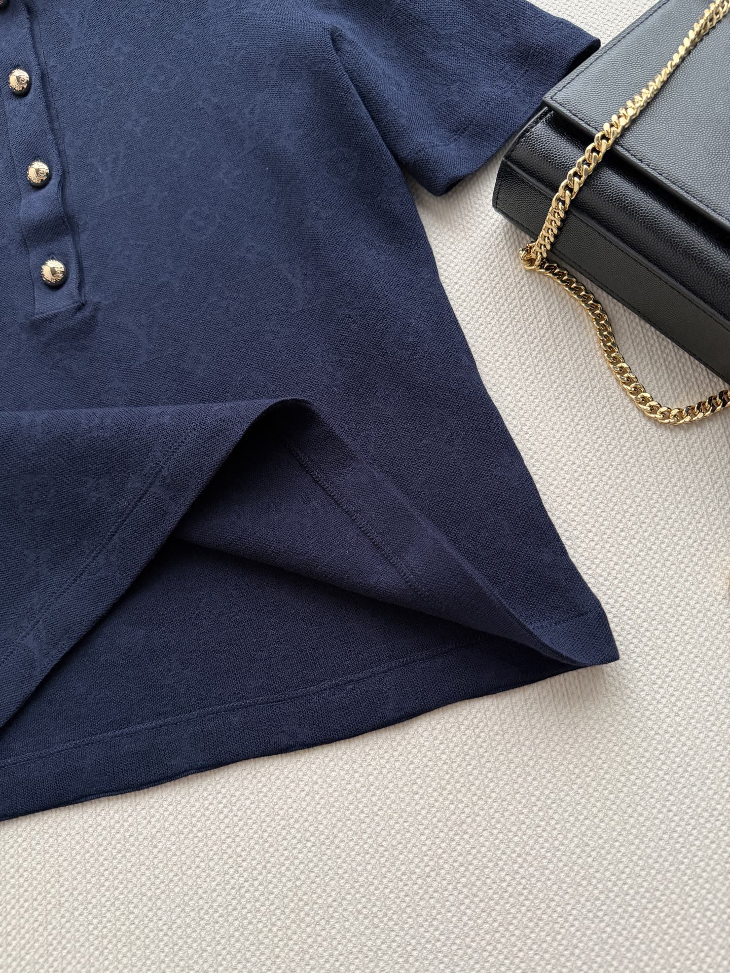 LouisVuitto*🆕26秋冬系列的暗纹老花短袖 Polo 衫,经典翻领+金色金属扣,低调但有辨识度。 纯棉针织 LouisVuitto*🆕26秋冬系列的暗纹老花短袖 Polo 衫,经典翻领+金色金属扣,低调但有辨识度。 纯棉针织