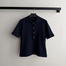 LouisVuitto*🆕26秋冬系列的暗纹老花短袖 Polo 衫,经典翻领+金色金属扣,低调但有辨识度。 纯棉针织 LouisVuitto*🆕26秋冬系列的暗纹老花短袖 Polo 衫,经典翻领+金色金属扣,低调但有辨识度。 纯棉针织