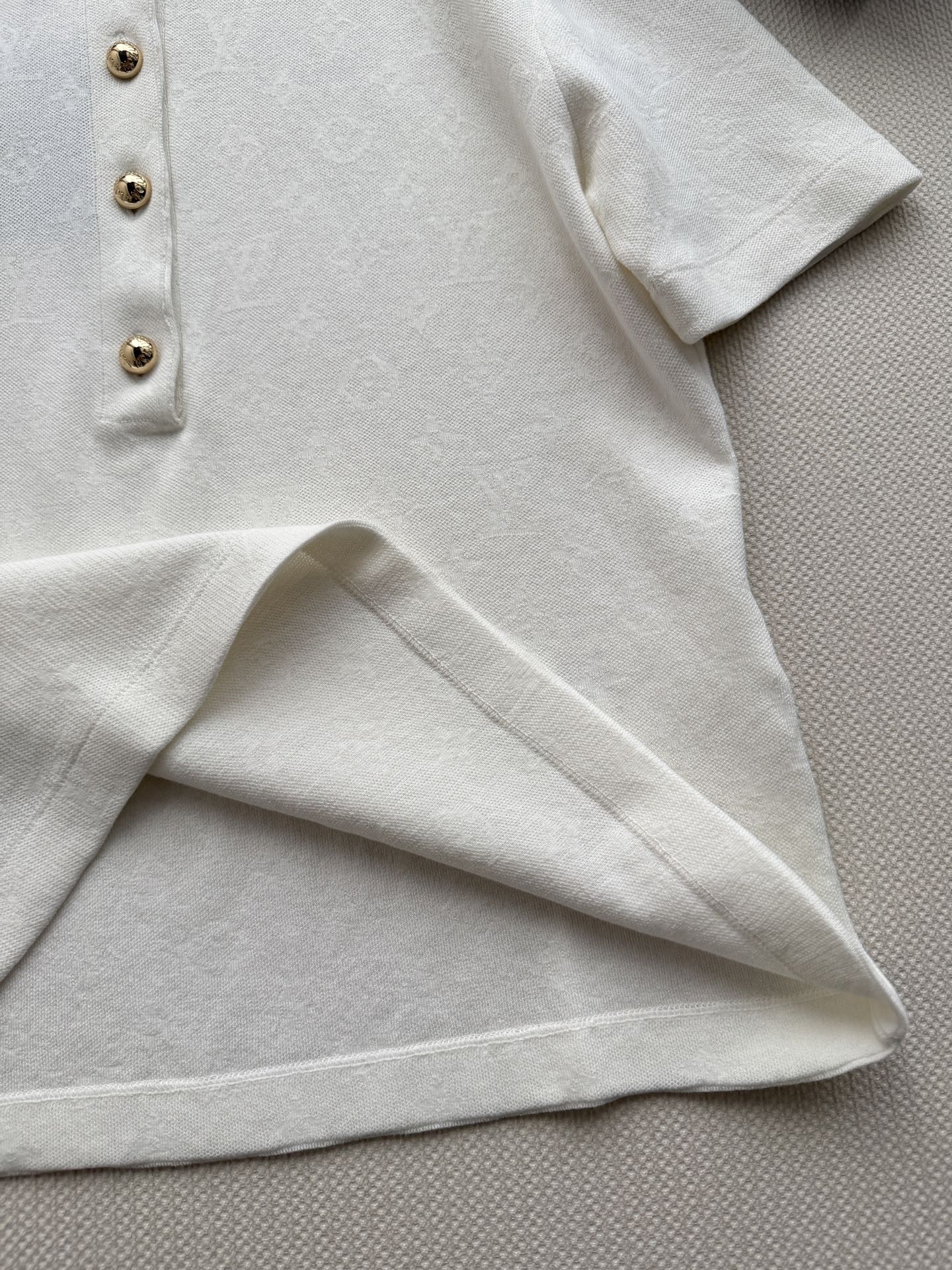 LouisVuitto*🆕26秋冬系列的暗纹老花短袖 Polo 衫​​，经典翻领+金色金属扣，低调但有辨识度。 纯棉针织