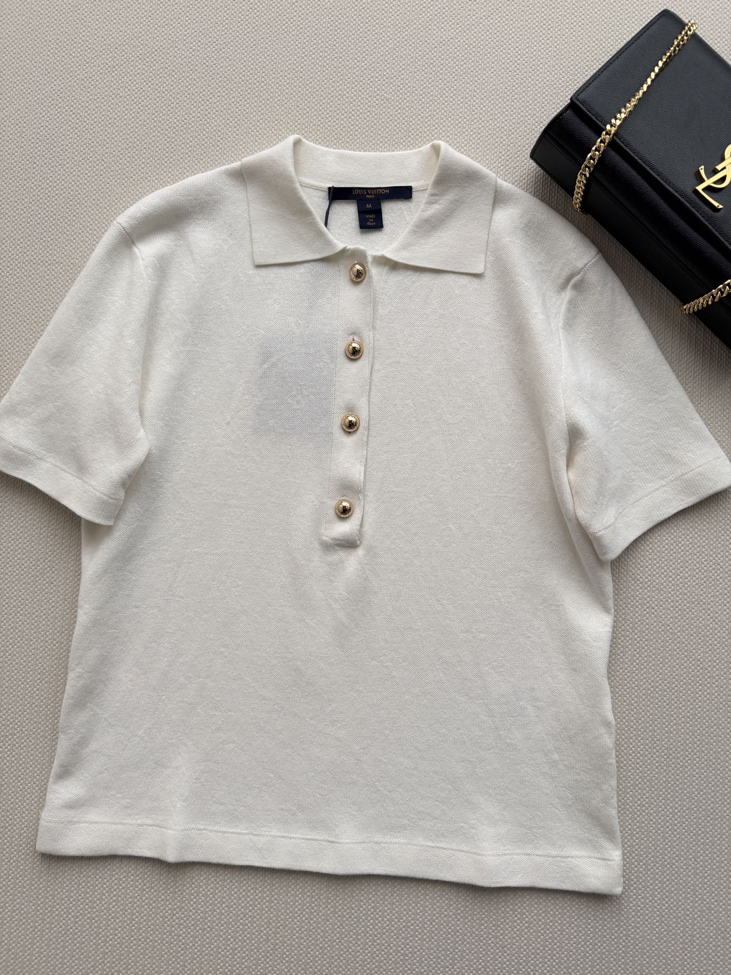 LouisVuitto*🆕26秋冬系列的暗纹老花短袖 Polo 衫​​，经典翻领+金色金属扣，低调但有辨识度。 纯棉针织