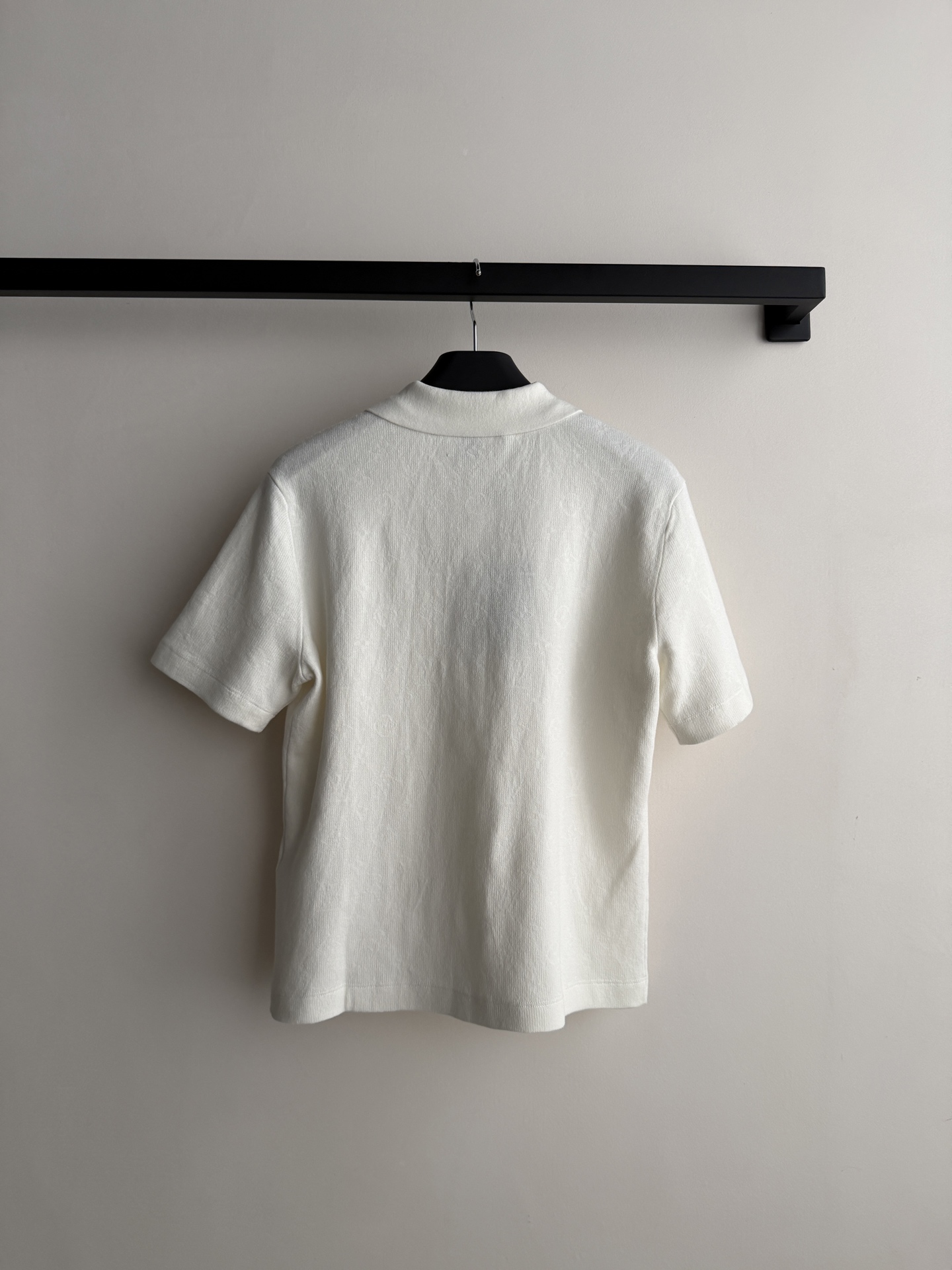 LouisVuitto*🆕26秋冬系列的暗纹老花短袖 Polo 衫​​，经典翻领+金色金属扣，低调但有辨识度。 纯棉针织