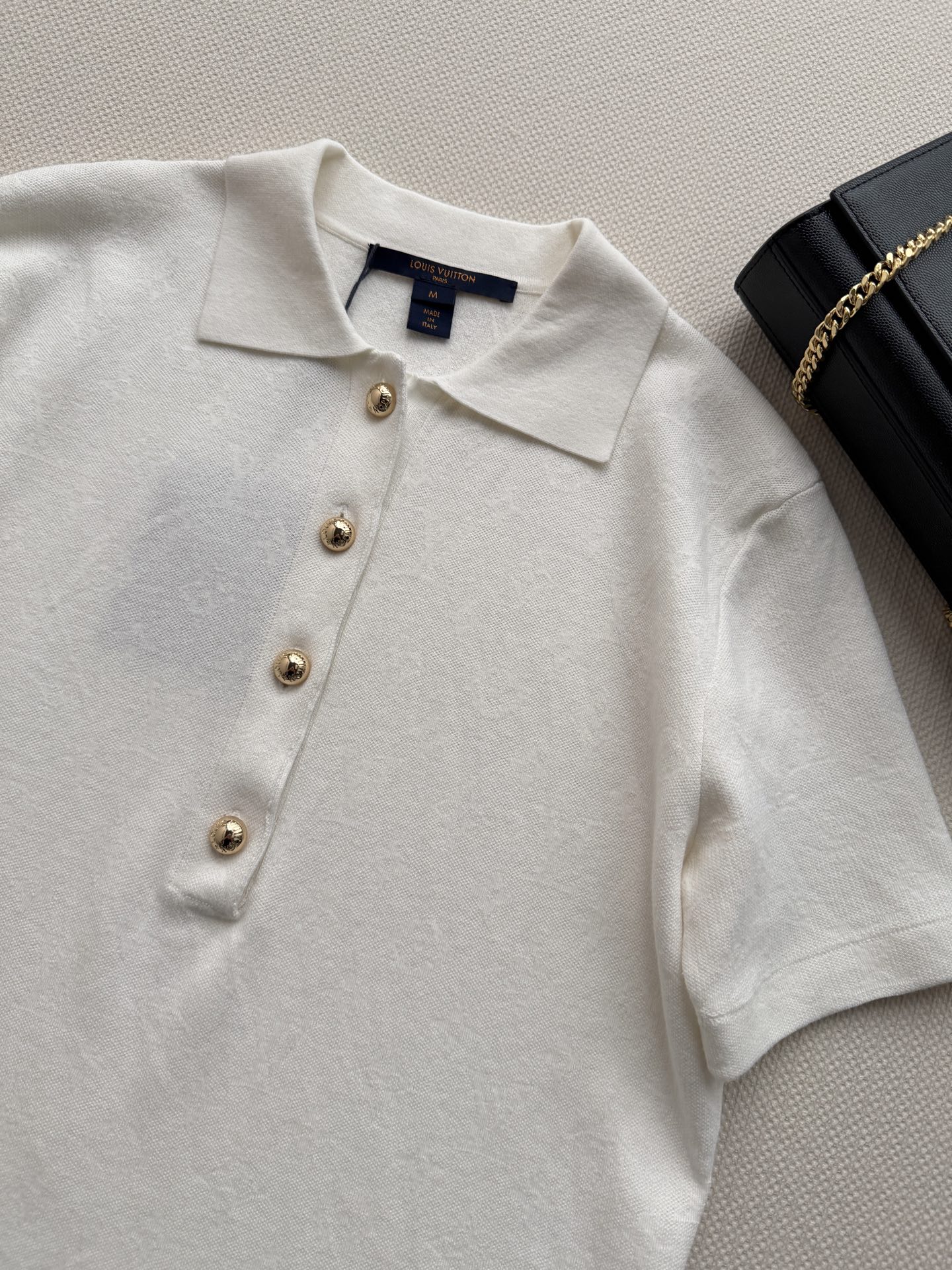 LouisVuitto*🆕26秋冬系列的暗纹老花短袖 Polo 衫​​，经典翻领+金色金属扣，低调但有辨识度。 纯棉针织