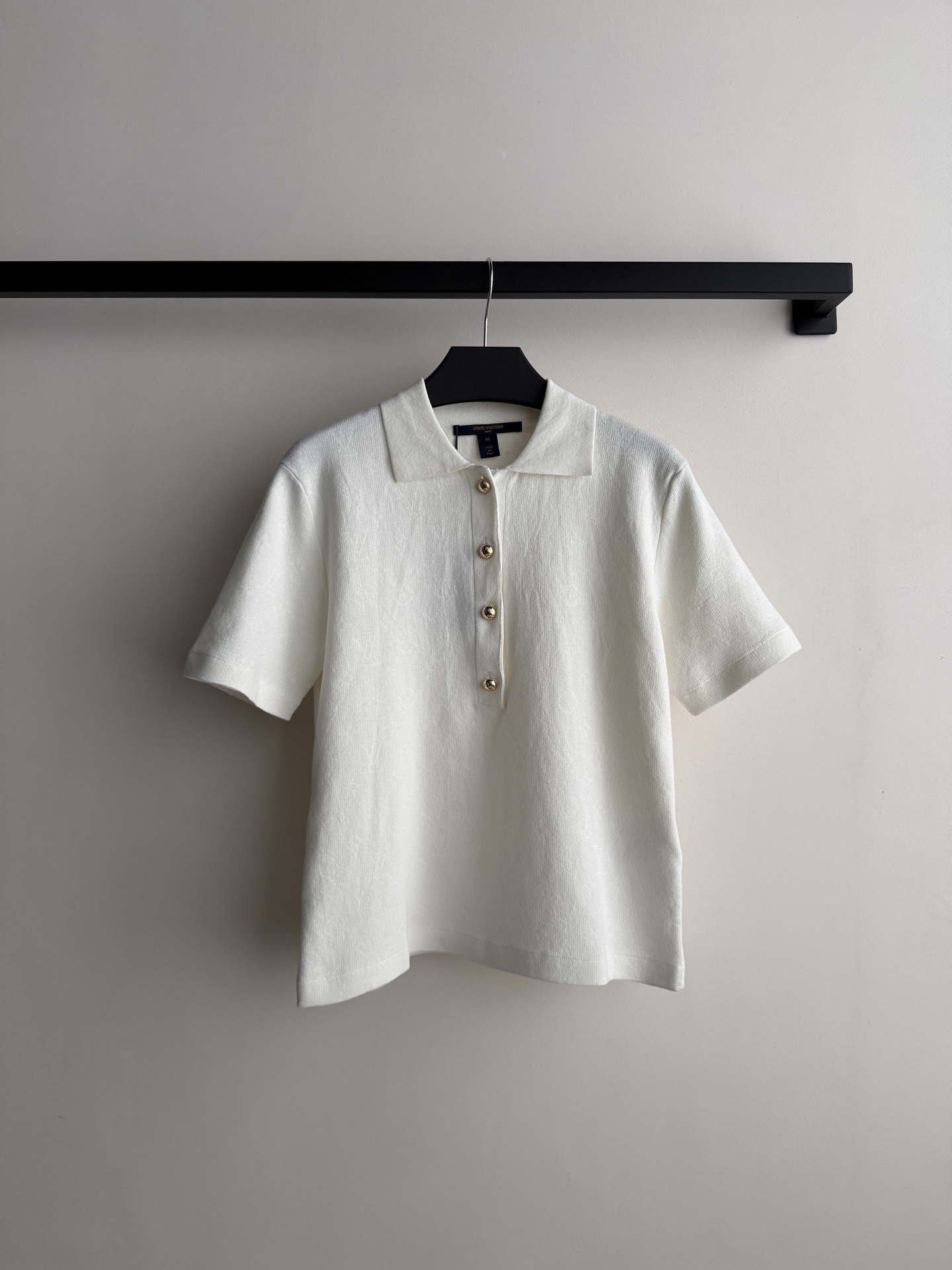 LouisVuitto*🆕26秋冬系列的暗纹老花短袖 Polo 衫​​，经典翻领+金色金属扣，低调但有辨识度。 纯棉针织