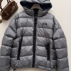 Miu Mi*🆕26秋冬系列的烟灰色短款羽绒服, 烟灰色(深灰偏蓝灰)亮面尼龙面料,有自然的光泽感。连帽设计,前襟拉 Miu Mi*🆕26秋冬系列的烟灰色短款羽绒服, 烟灰色(深灰偏蓝灰)亮面尼龙面料,有自然的光泽感。连帽设计,前襟拉