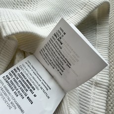 Miu Mi*🆕的白色菱格镂空针织背心,叠穿神器"。 奶白色针织面料,菱形镂空编织纹理,有若隐若现的透视感。圆领设计 Miu Mi*🆕的白色菱格镂空针织背心,叠穿神器"。 奶白色针织面料,菱形镂空编织纹理,有若隐若现的透视感。圆领设计
