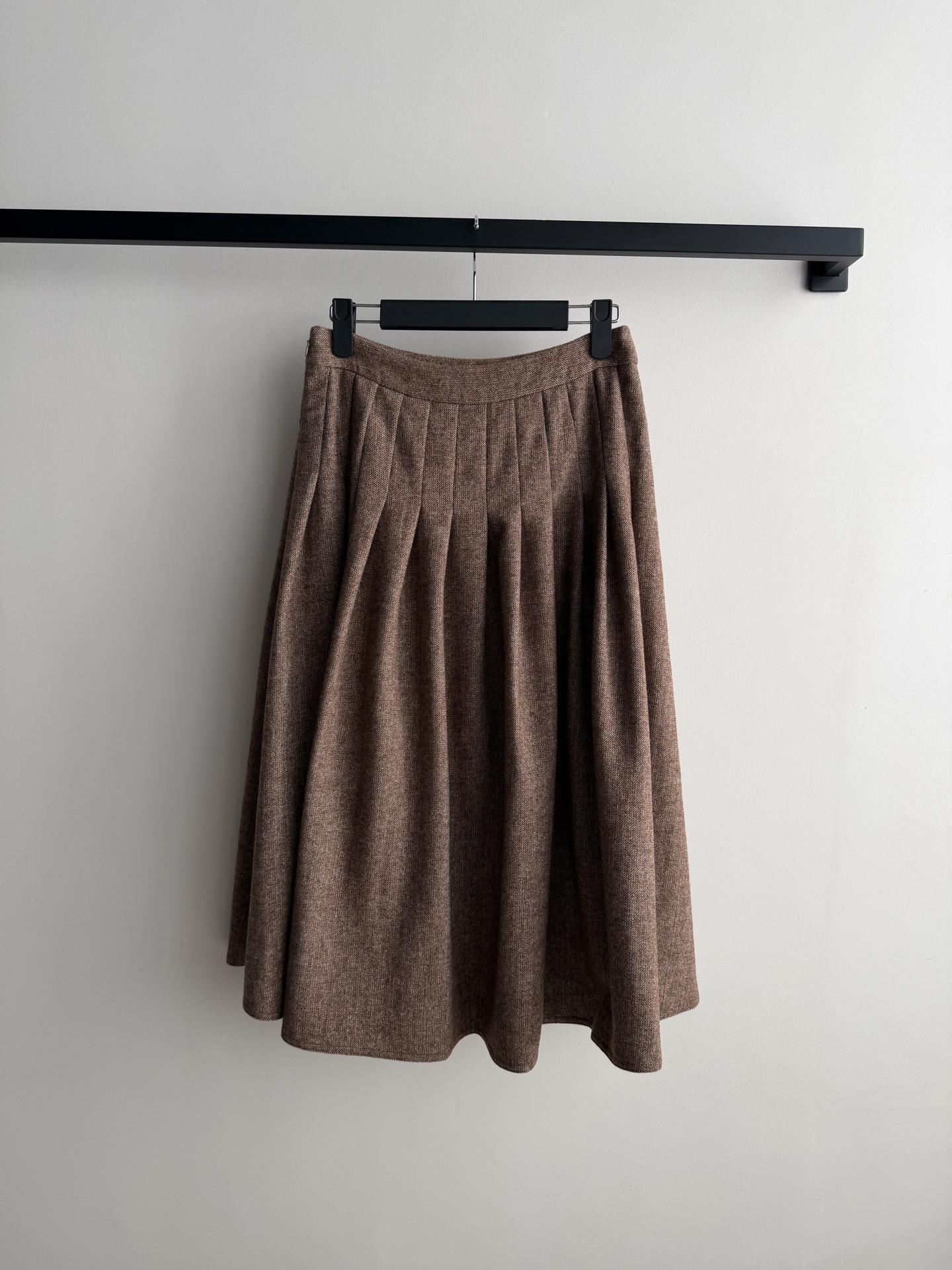 Brunello Cucinelli 26秋冬系列的棕色羊毛混纺百褶中长裙​​，早秋优雅感天花板"。 棕色（接近驼棕/咖