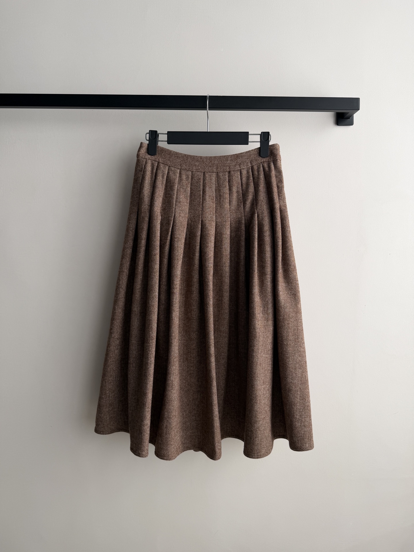 Brunello Cucinelli 26秋冬系列的棕色羊毛混纺百褶中长裙​​，早秋优雅感天花板"。 棕色（接近驼棕/咖