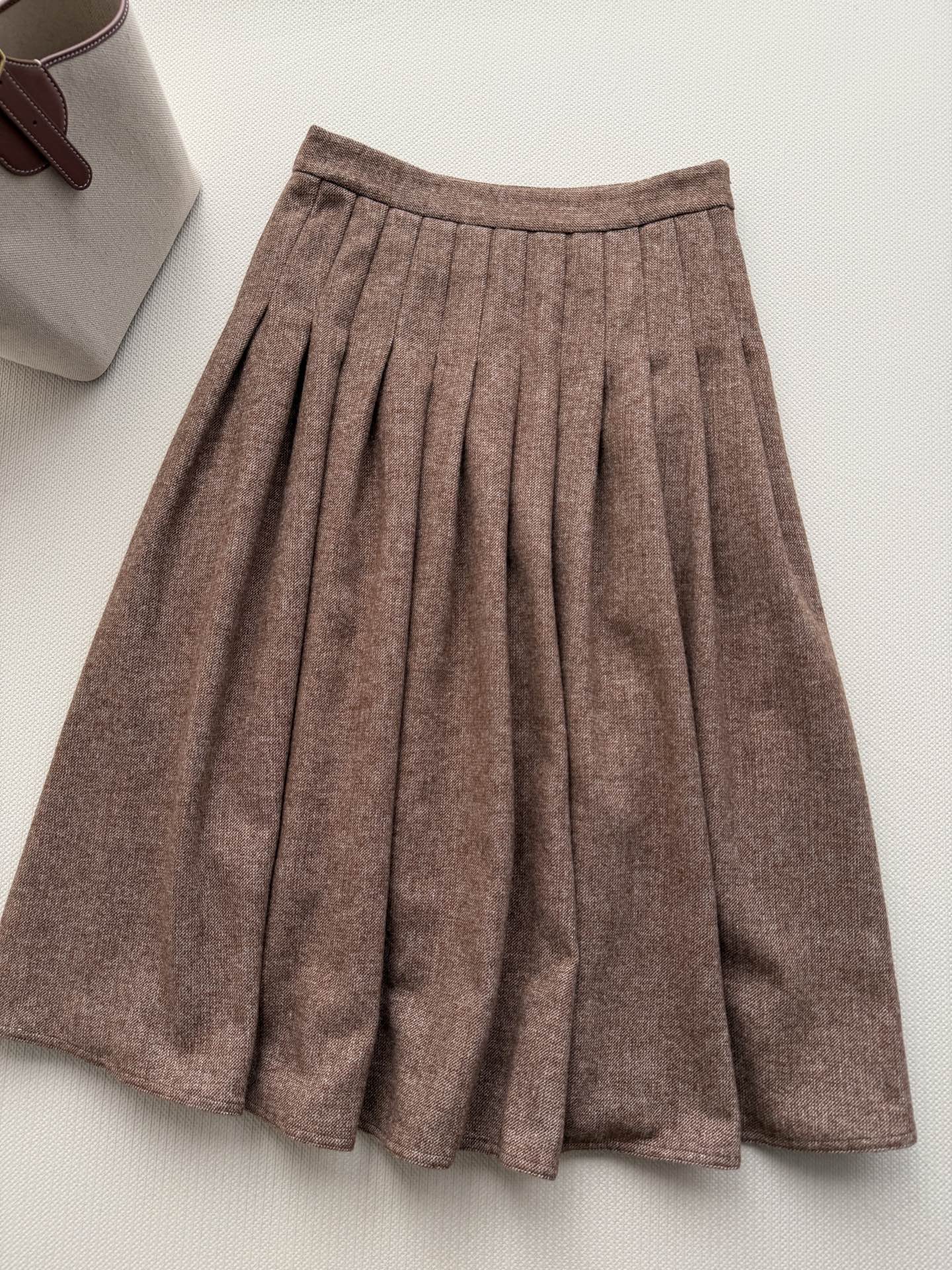 Brunello Cucinelli 26秋冬系列的棕色羊毛混纺百褶中长裙​​，早秋优雅感天花板"。 棕色（接近驼棕/咖