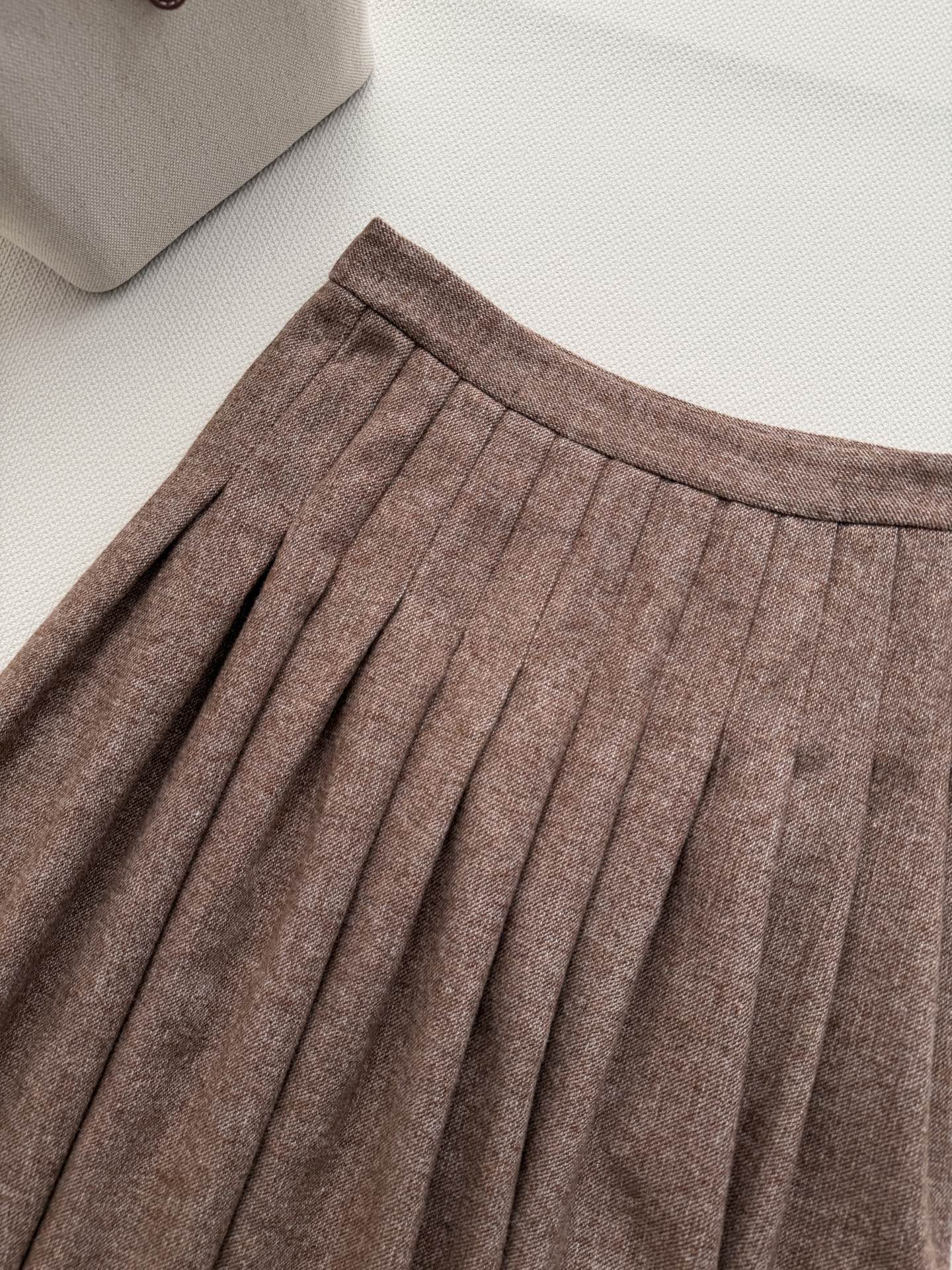 Brunello Cucinelli 26秋冬系列的棕色羊毛混纺百褶中长裙​​，早秋优雅感天花板"。 棕色（接近驼棕/咖