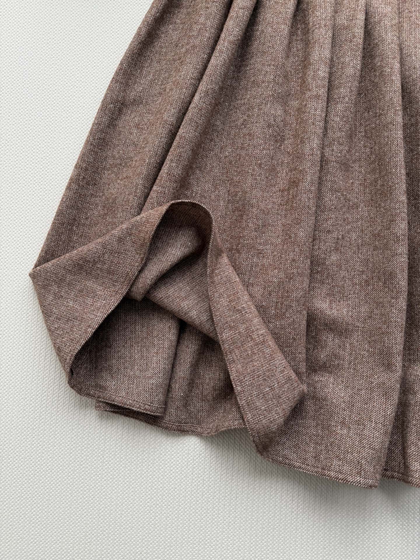 Brunello Cucinelli 26秋冬系列的棕色羊毛混纺百褶中长裙​​，早秋优雅感天花板"。 棕色（接近驼棕/咖