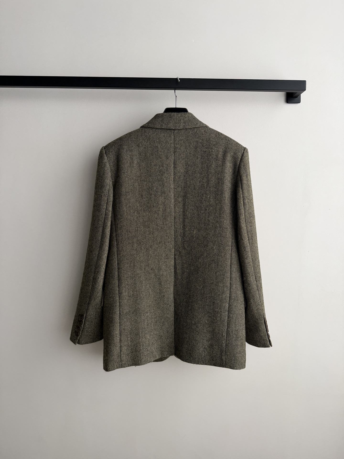 SaintLauren*🆕，人字纹羊毛西装外套配了 灰棕色人字纹（herringbone）羊毛面料，纹理细密有质感，光泽