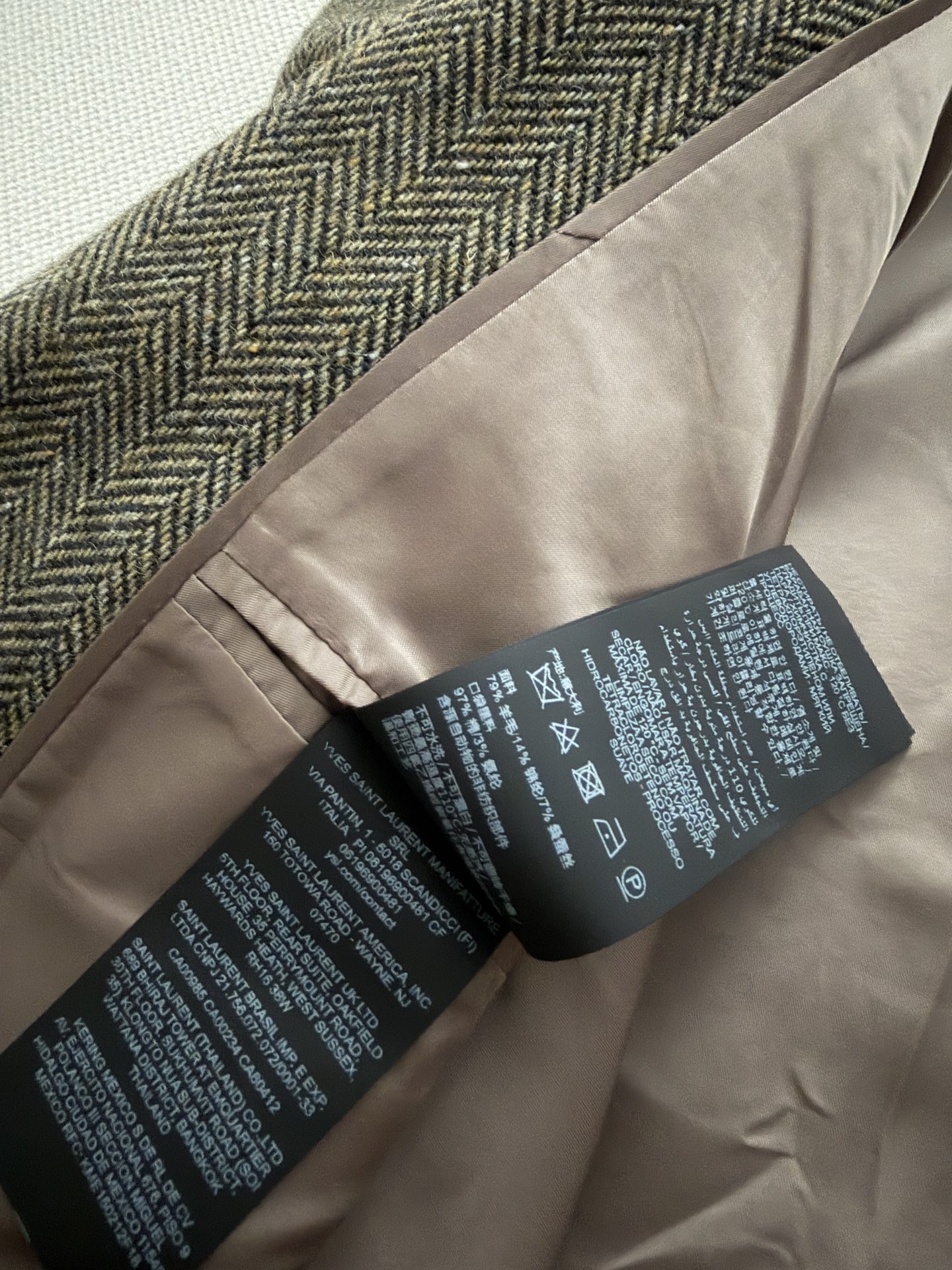 SaintLauren*🆕，人字纹羊毛西装外套配了 灰棕色人字纹（herringbone）羊毛面料，纹理细密有质感，光泽