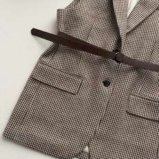 Brunello Cucinelli 🆕26秋冬系列的千鸟格无袖西装马甲,配了一条棕色皮细腰带,复古学院感很强。 经 Brunello Cucinelli 🆕26秋冬系列的千鸟格无袖西装马甲,配了一条棕色皮细腰带,复古学院感很强。 经