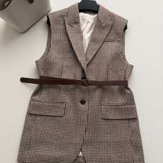 Brunello Cucinelli 🆕26秋冬系列的千鸟格无袖西装马甲,配了一条棕色皮细腰带,复古学院感很强。 经 Brunello Cucinelli 🆕26秋冬系列的千鸟格无袖西装马甲,配了一条棕色皮细腰带,复古学院感很强。 经