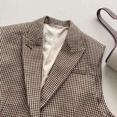 Brunello Cucinelli 🆕26秋冬系列的千鸟格无袖西装马甲,配了一条棕色皮细腰带,复古学院感很强。 经 Brunello Cucinelli 🆕26秋冬系列的千鸟格无袖西装马甲,配了一条棕色皮细腰带,复古学院感很强。 经