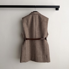 Brunello Cucinelli 🆕26秋冬系列的千鸟格无袖西装马甲,配了一条棕色皮细腰带,复古学院感很强。 经 Brunello Cucinelli 🆕26秋冬系列的千鸟格无袖西装马甲,配了一条棕色皮细腰带,复古学院感很强。 经
